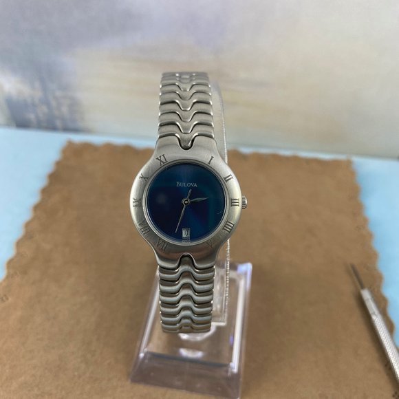 Vintage Bulova Brushed Silver Brilliant Blue Dial main image 9